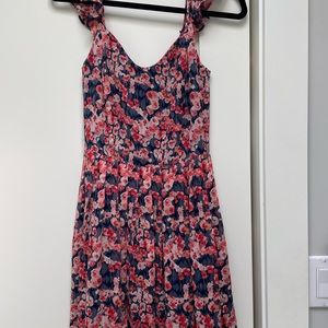 Gorgeous silk Joie floral dress above the knee. Worn only a couple times.